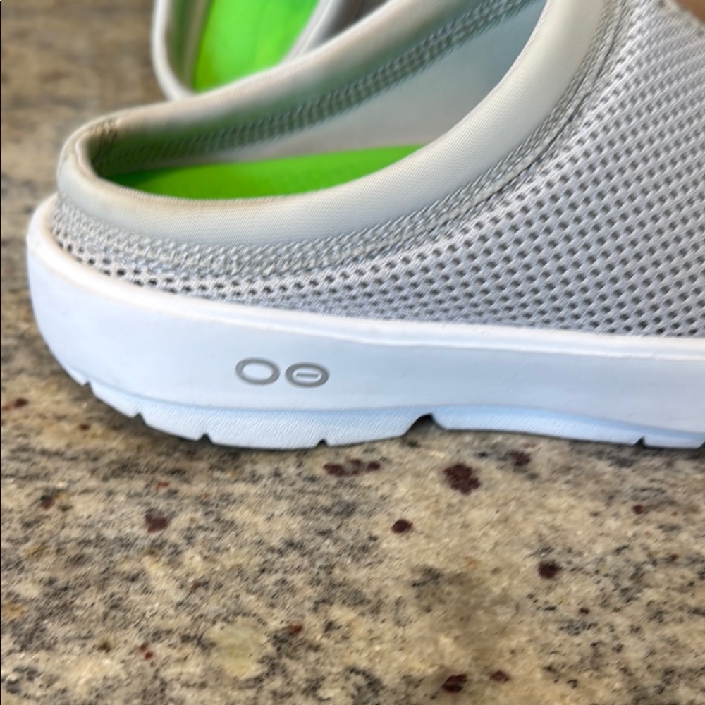 OOFOS SIZE 5 - Picture 7 of 11
